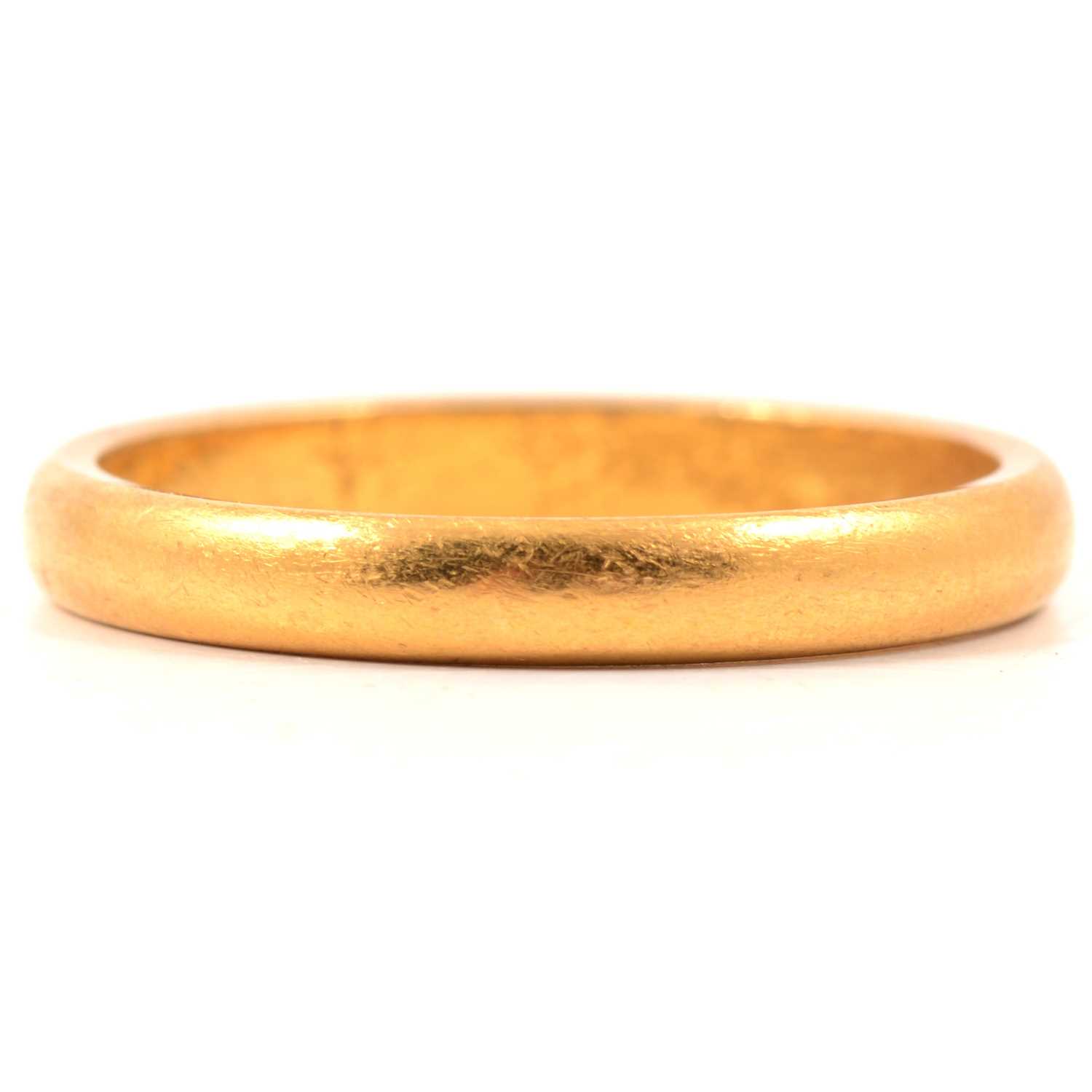 Lot 78 - A 22 carat yellow gold wedding band.
