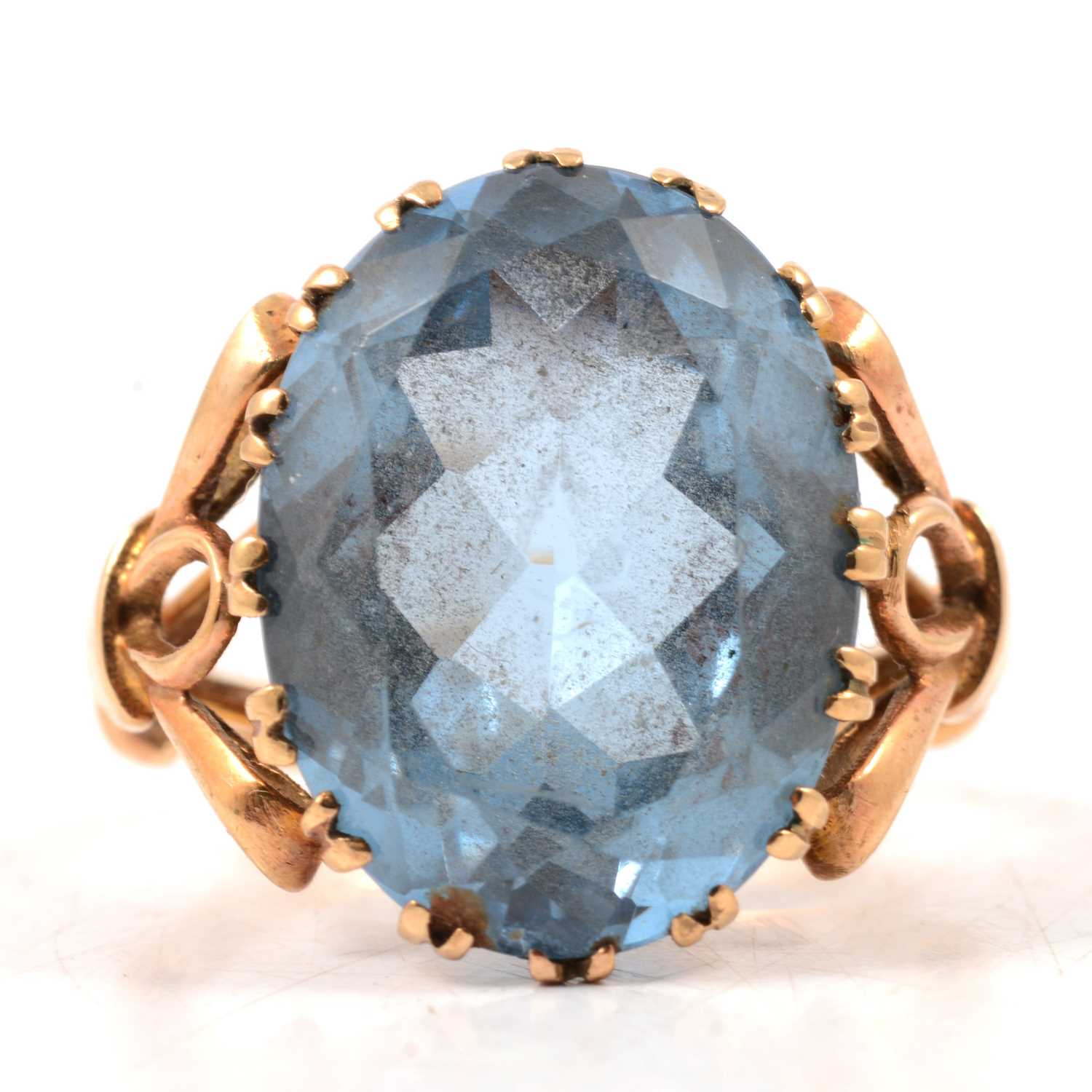 Lot 45 - A synthetic blue spinel dress ring.