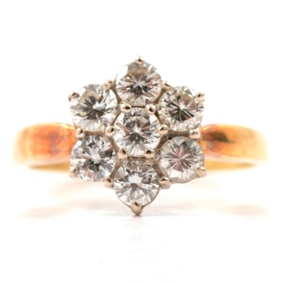 Lot 19 - A diamond cluster ring.