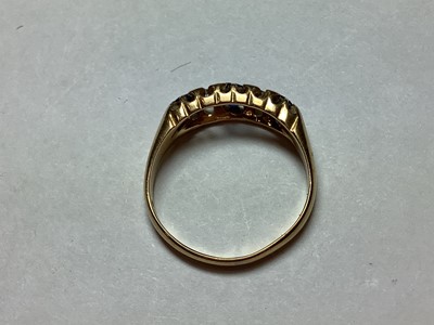 Lot 37 - An Edwardian 18 carat yellow gold gemset ring