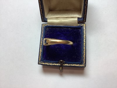 Lot 37 - An Edwardian 18 carat yellow gold gemset ring