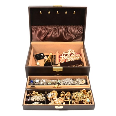 Lot 286 - A jewellery box with lift out tray containing modern and vintage costume jewellery.