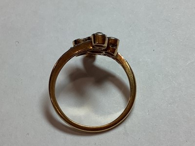 Lot 34 - A diamond crossover ring.