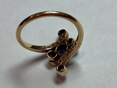 Lot 34 - A diamond crossover ring.