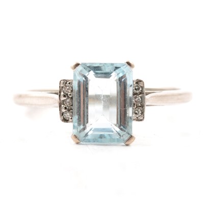 Lot 44 - An aquamarine and diamond ring.