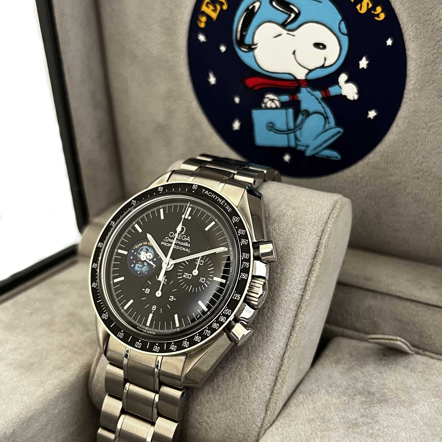 310 - Omega - a gentleman's Speedmaster Professional "Eyes on the Stars" Snoopy Award Wristwatch.