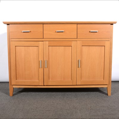 Lot 528 - Modern light oak dining suite