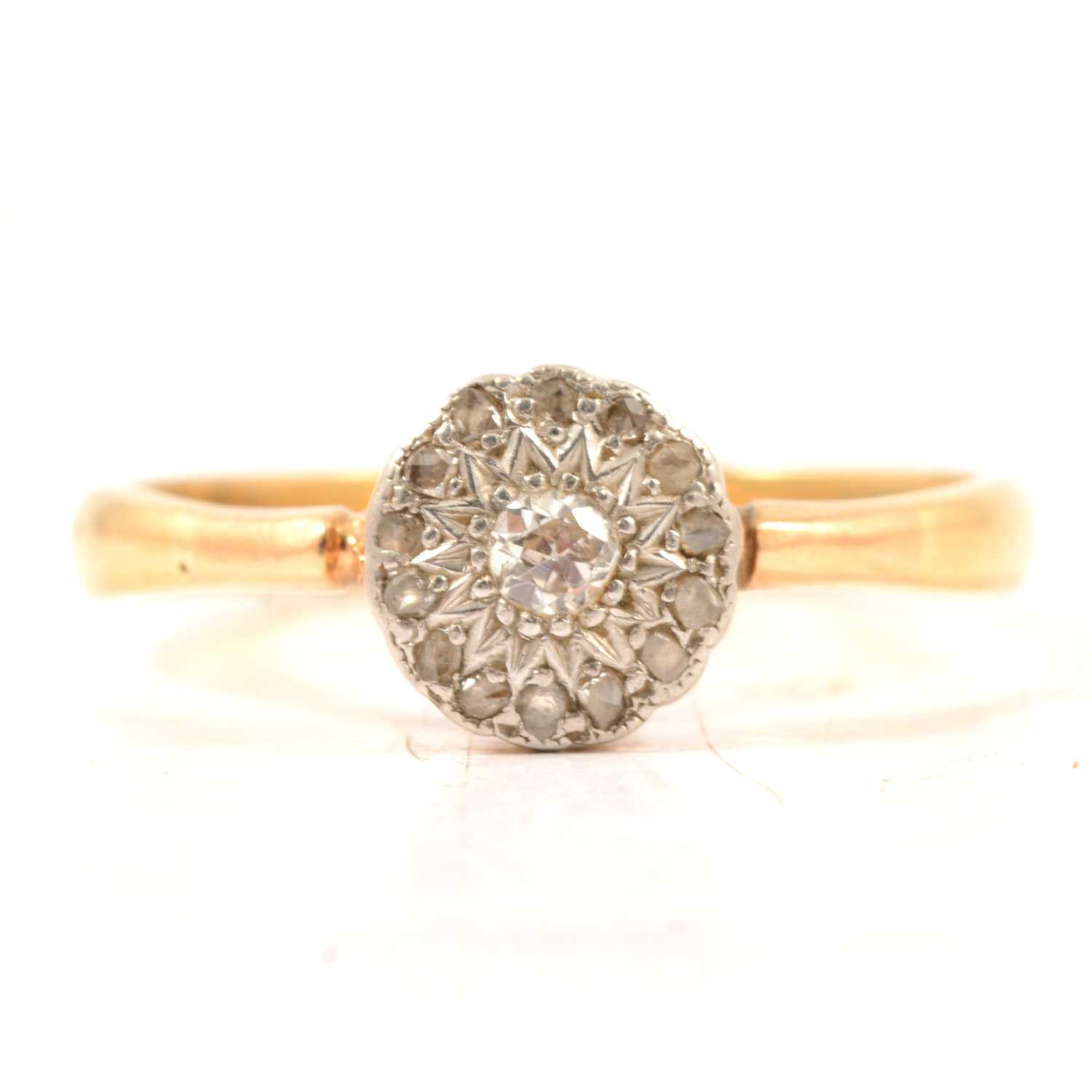 Lot 43 - A diamond cluster ring.