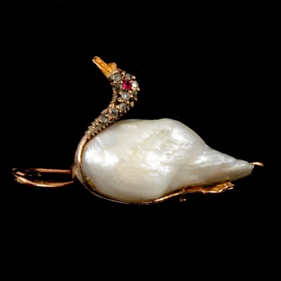 Lot 154 - A baroque pearl swan brooch.