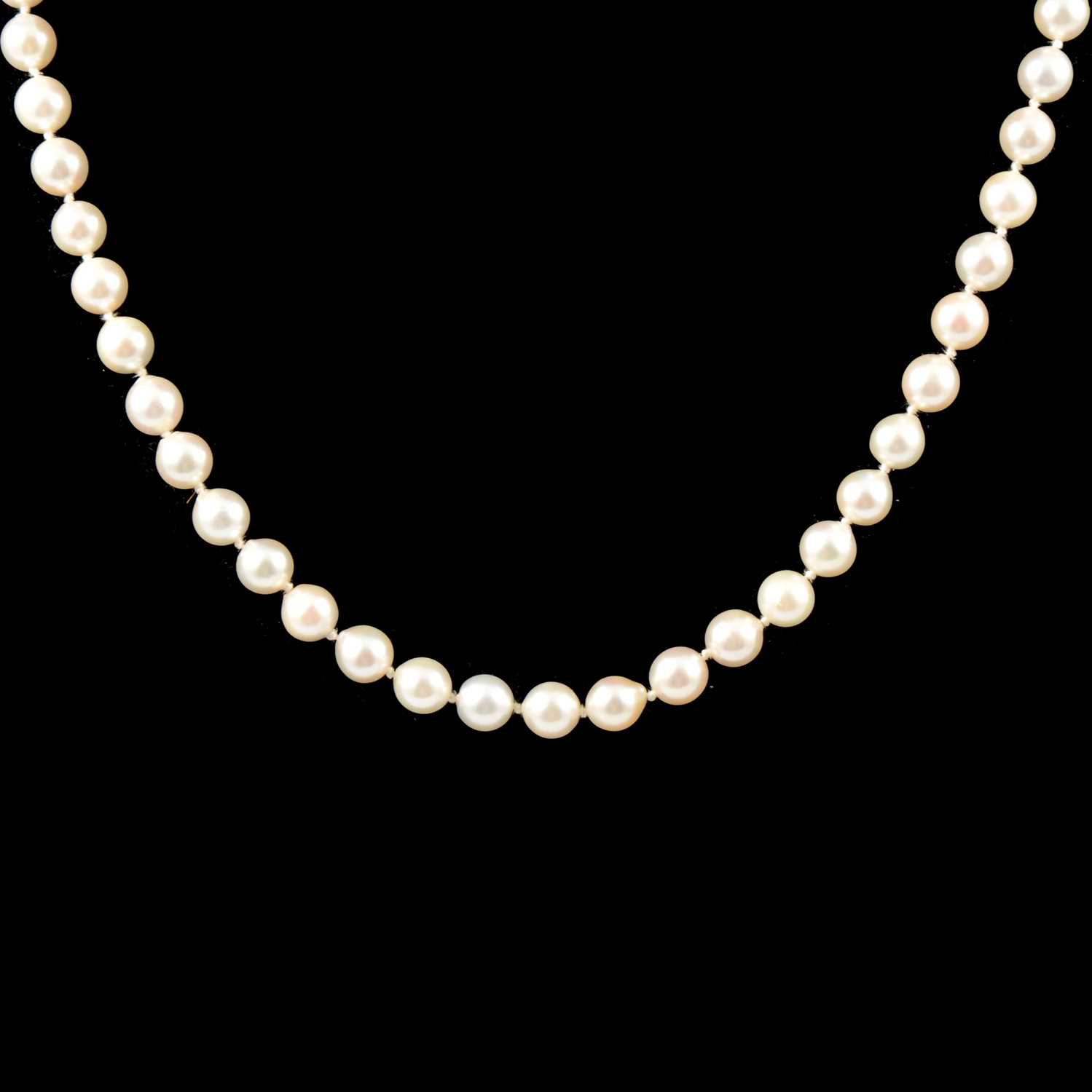 Lot 277 A cultured pearl necklace.