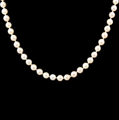 Lot 277 - A cultured pearl necklace.