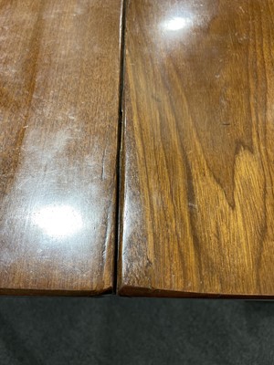 Lot 20 - A George III mahogany drop-leaf dining table