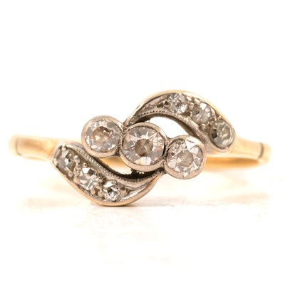 Lot 16 - A diamond three stone crossover ring.