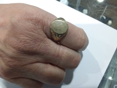 Lot 93 - A gentleman's 9 carat yellow gold signet ring.