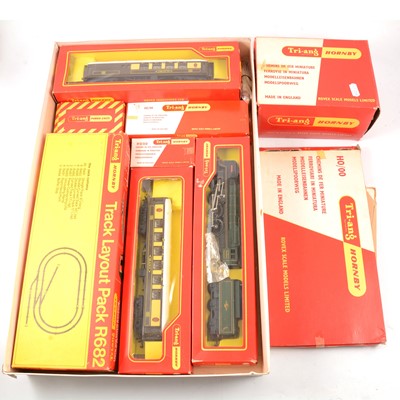 Lot 191 - Triang OO gauge model railways, one tray to include R259S BR 4-6-2 'Britannia' locomotive.