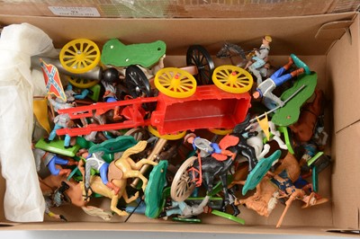 Lot 43 - A good quantity of loose mostly Britains and Timpo plastic figures with fort.