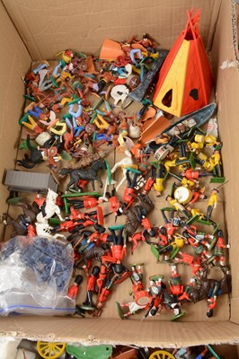 Lot 43 - A good quantity of loose mostly Britains and Timpo plastic figures with fort.