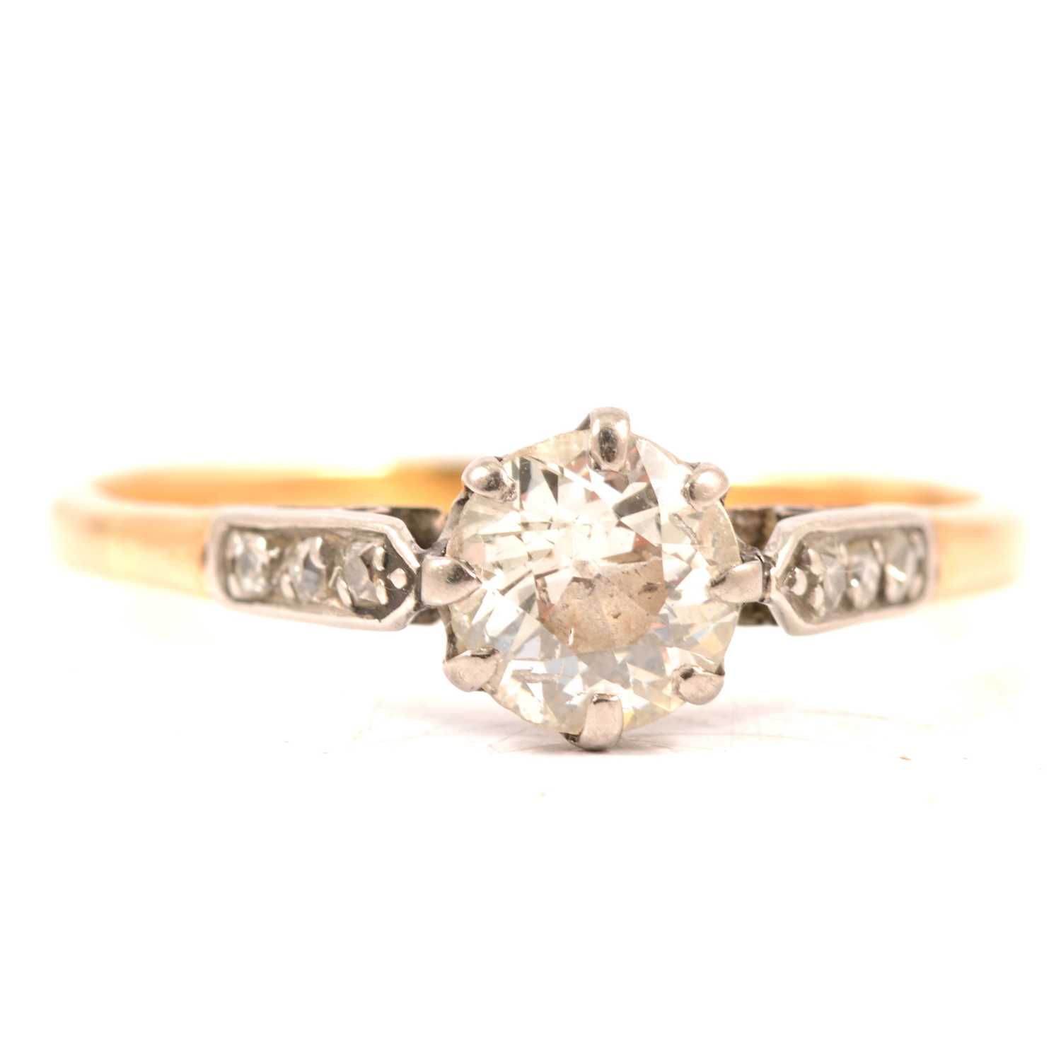 Lot 4 - A diamond solitaire ring.