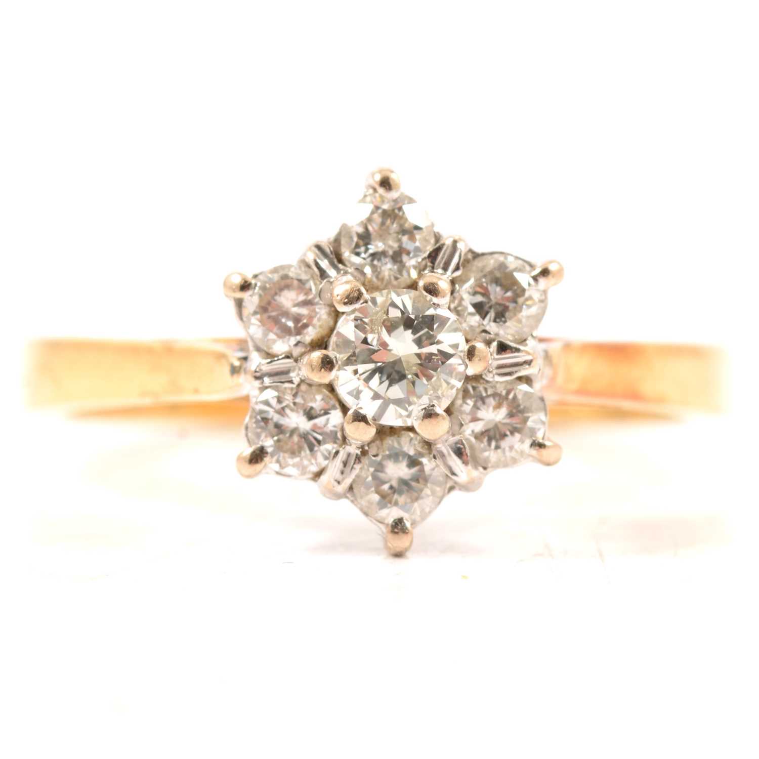 Lot 38 - A diamond cluster ring.