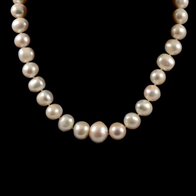 Lot 275 - A graduated cultured pearl necklace.