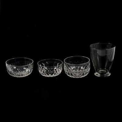 Lot 32 - A small collection of glassware