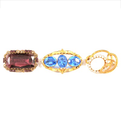 Lot 385 - Twenty-seven vintage coloured paste set brooches.