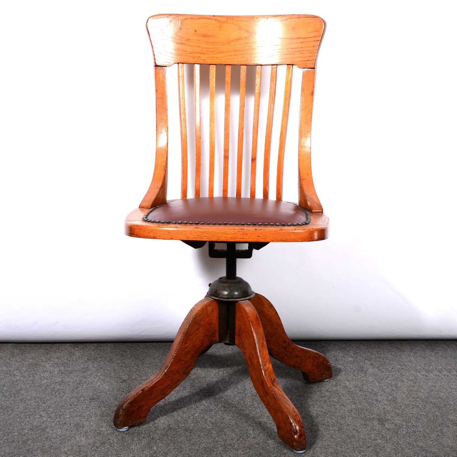 Lot 533 - Oak swivel office chair