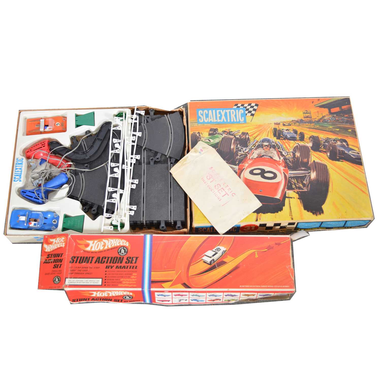Lot 256 - Scalextric slot-car racing set 31 and Hotwheels Stunt Action set