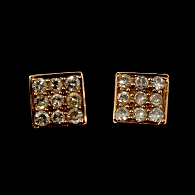 Lot 353 - A pair of diamond stud earrings