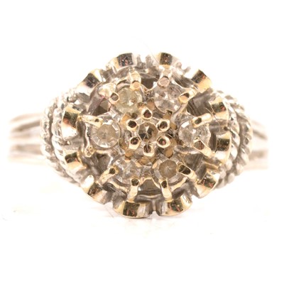 Lot 39 - A circular diamond cluster ring.