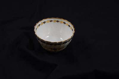 Lot 119 - A Chelsea 'Gold Anchor' porcelain trio and a Worcester trio
