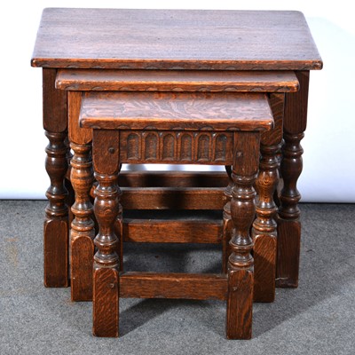 Lot 538 - Nest of oak table, milking stool and a box