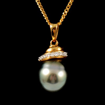 Lot 206 - A grey pearl pendant on 18 carat gold chain.