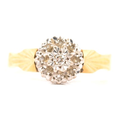 Lot 41 - A diamond cluster ring.