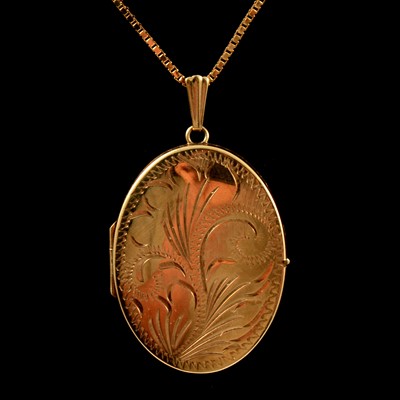 Lot 217 - A 9 carat yellow gold oval locket and chain.