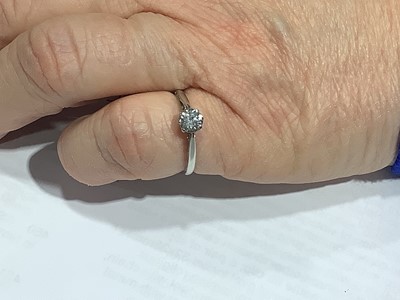 Lot 7 - A diamond solitaire ring.