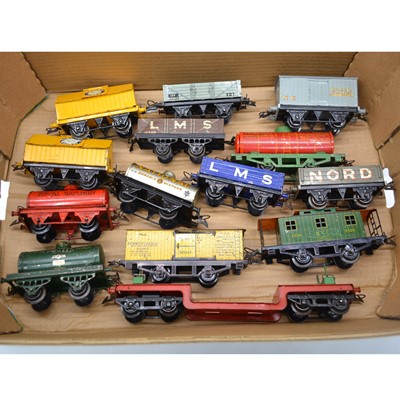 Lot 140 - Fourteen Hornby O gauge model railways rolling-stock