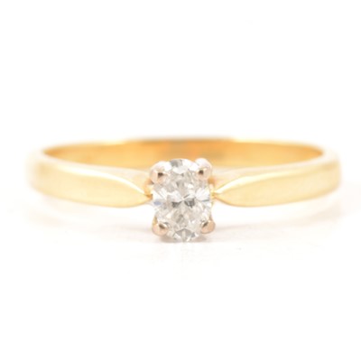 Lot 8 - A diamond solitaire ring.