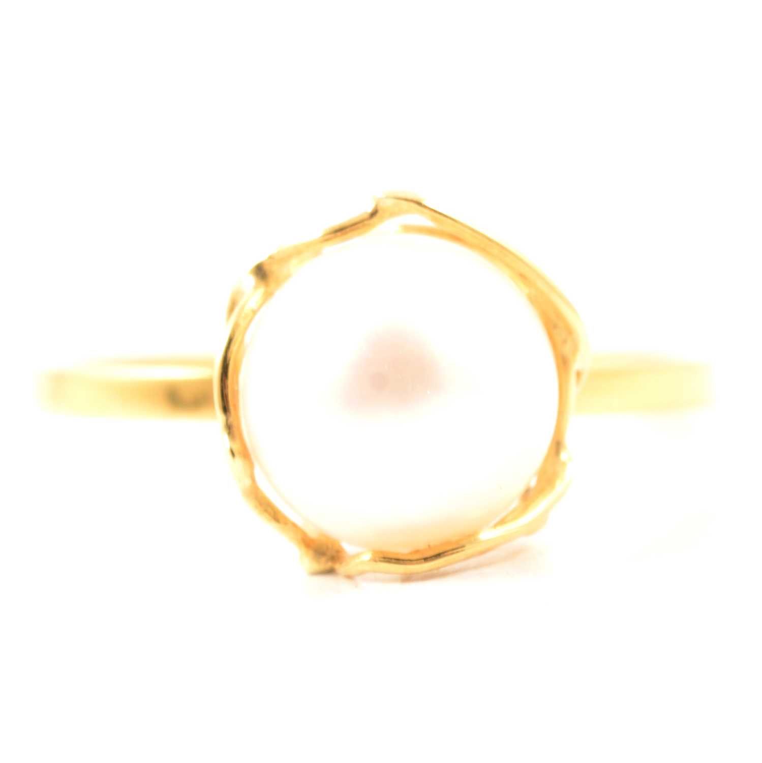 Lot 80 - An 18 carat gold pearl ring.