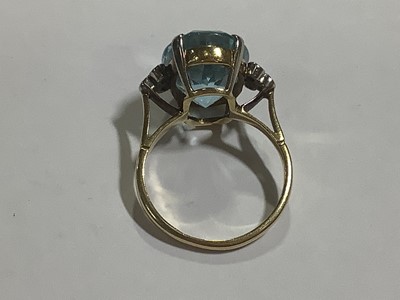 Lot 77 - An aquamarine and diamond ring.