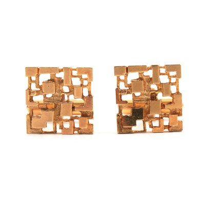 Lot 262 - A pair of 9 carat yellow gold cufflinks.
