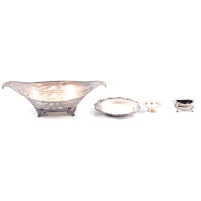 Lot 232 - Small collection of silver plate, including Welbeck Plate scallop-clasp biscuit box