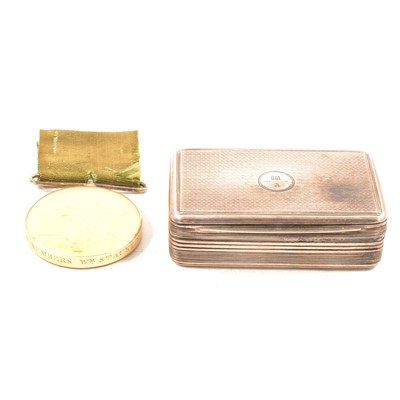 Lot 215 - Archery interest: George III silver snuff box with a related gilt metal medal, Woodmen of Arden