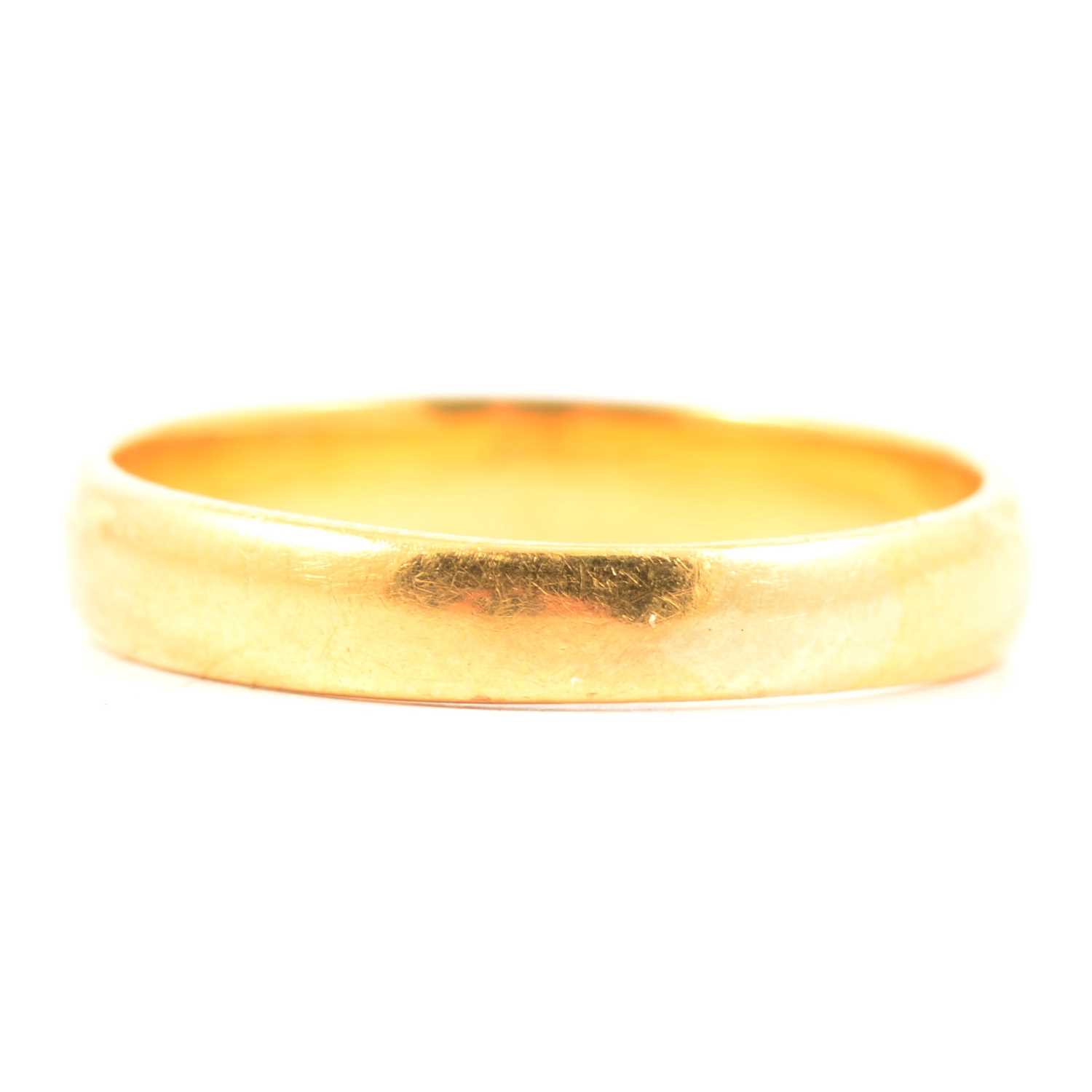 Lot 125 - A yellow gold wedding band.