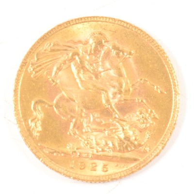 Lot 285 - George V, gold Sovereign coin, 1925