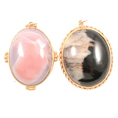 Lot 202 - Two agate pendants in 9 carat gold mounts.