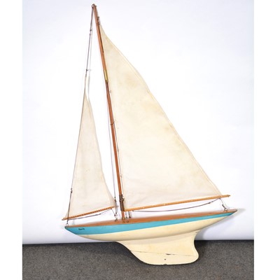 Lot 258 - Pond yacht, wooden box