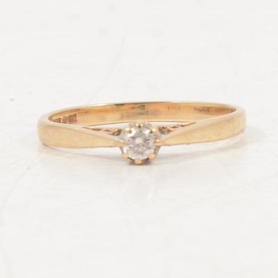 Lot 266 - A diamond solitaire ring.