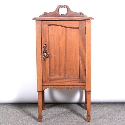 Lot 438 - Edwardian mahogany dressing table and bedside cabinet