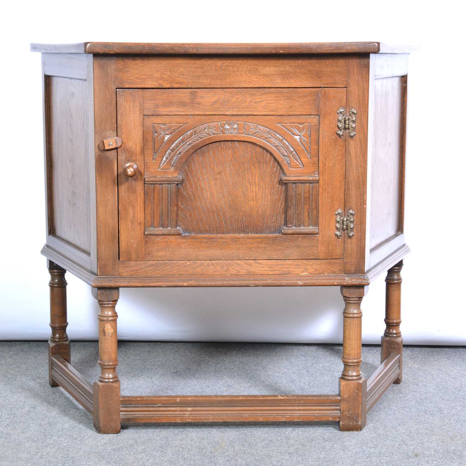 Lot 515 - Reproduction oak credence cupboard